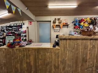 <p><span>Op zoek naar een eigendom waar wonen en werken perfect gecombineerd kunnen worden? Dan is dit veelzijdige pand in Hamme zeker een bezoek waard! <br />Deze eigendom biedt een ruime handelsruimte op het gelijkvloers, een aangename woonst met 2 slaapkamers, een inpandige garage, een magazijn en een verrassend grote tuin.</span></p><h3><span>Handelsruimte met tal van mogelijkheden</span><span><br />Op het gelijkvloers bevindt zich een ruime en verzorgde handelsruimte, momenteel ingericht als dierenspeciaalzaak. Dankzij de grote etalage geniet het pand van een uitstekende zichtbaarheid vanaf de straat.<br />De winkelruimte beschikt over een praktische indeling, een verzorgde afwerking en airconditioning. Achter de handelsruimte bevindt zich een ruim magazijn dat heel wat opslagmogelijkheden biedt. Daarnaast zijn er een afzonderlijke wasruimte en een inpandige garage aanwezig. Deze commerciële ruimte biedt tal van mogelijkheden voor zelfstandigen, ondernemers of vrije beroepen die hun zaak graag met hun privéleven willen combineren.</span></h3><h3><span>Aangename en ruime woonst</span><span><br />De bovenliggende woonst verrast door haar ruimte en gezellige uitstraling.<br />De ruime leefruimte biedt voldoende plaats voor zowel een comfortabele zithoek als een volwaardige eetplaats.<br />Vanuit de leefruimte heeft u rechtstreeks toegang tot het aangename terras.<br />Verder beschikt de woning over een afzonderlijke, ingerichte keuken met voldoende kastruimte en de nodige toestellen.<br />De badkamer is uitgerust met een ligbad, wastafelmeubel en toilet.<br />Op de bovenverdieping bevinden zich 2 slaapkamers, aangevuld met praktische bergruimte.</span></h3><p><span>Een absolute meerwaarde van deze eigendom is de verrassend grote, groene tuin achteraan. Deze biedt volop privacy en ruimte om te ontspannen, te tuinieren of gezellig buiten te vertoeven.<br />Ook de binnenkoer en het verhoogde terras zorgen voor extra buitenruimte en maken het geheel bijzonder aantrekkelijk.</span></p><h3><span>Troeven van deze eigendom</span></h3><ul><li><span>Ruime handelsruimte met grote etalage</span></li><li><span>Ideale combinatie van wonen en werken</span></li><li><span>Grote, groene tuin</span></li><li><span>Ruim magazijn achter de winkel</span></li><li><span>Inpandige garage</span></li><li><span>EPC-label D</span></li></ul><h3><span>Een eigendom boordevol mogelijkheden!</span></h3><p><span>Of u nu op zoek bent naar een pand om uw eigen zaak uit te baten, wonen en werken te combineren of een veelzijdige eigendom met heel wat ruimte: dit pand heeft bijzonder veel te bieden.<br />Laat deze unieke kans in Hamme niet aan u voorbijgaan en plan vandaag nog uw bezoek!</span></p><p><span>Bekijk ook de visuele tour: <span>https://web-player.walkly.app/VoT9ChdTkk3ayg4RKdVj/E21V3nmfbjMkwTv8zqhR/ww/public</span></span><span> </span></p><p><span> </span></p>