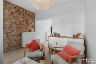 Droom je van een instapklare woning waar je meteen je koffers kunt uitpakken? Dan is deze charmante stadswoning in het centrum van Torhout precies wat je zoekt!<br /><br />Volledig en kwalitatief gerenoveerd in 2022, combineert deze gezellige woning modern wooncomfort met een uitstekende energiezuinigheid (EPC-label B). Achter de aantrekkelijke gevel ontdek je een warme leefruimte met praktische kastenwand, een stijlvolle, volledig uitgeruste keuken en een zonnig terras dat uitkijkt op een gezellige stadstuin – de ideale plek om te ontspannen of vrienden te ontvangen.<br /><br />Op de eerste verdieping vind je een ruime slaapkamer en een moderne badkamer. Via een vaste trap bereik je de tweede, verrassend ruime slaapkamer onder het dak, perfect als master bedroom, hobbyruimte of thuiskantoor.<br /><br />- Volledig gerenoveerd in 2022<br />-  Energiezuinig (EPC-label B)<br />- Conforme elektriciteit<br />- Asbestvrij<br />- Terras én leuke stadstuin<br />- 2 ruime slaapkamers<br />- Topligging in het centrum van Torhout<br /><br />Bovendien woon je hier op wandelafstand van winkels, scholen, horeca en openbaar vervoer, met een vlotte verbinding naar de E403 op slechts enkele minuten rijden. Garageboxen te huur vind je in de onmiddellijke omgeving.<br /><br />Kortom: een ideale starterswoning, slimme investering of gezellige thuis voor wie centraal en zorgeloos wil wonen.<br /><br /> Interesse? Contacteer ons vandaag nog voor een bezoek via 050 82 37 71 en ontdek zelf de charme van deze unieke woning!<br />