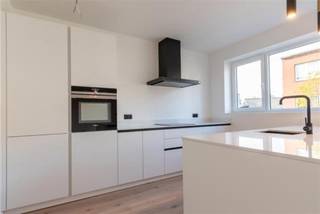 <p><span>Ontdek dit uitzonderlijk ruime en instapklare appartement, gelegen in een kleinschalig gebouw dat in <strong>2022 volledig werd gerenoveerd</strong> en afgewerkt is met <strong>hoogwaardige, kwalitatieve materialen</strong>. Hier geniet u van hedendaags wooncomfort, een doordachte indeling en een overvloed aan natuurlijk licht.</span></p><p><span>Bij het betreden van het appartement komt u terecht in de ruime en lichtrijke leefruimte, die dankzij de grote raampartijen een bijzonder aangename sfeer uitstraalt. De open keuken is volledig uitgerust met alle hedendaagse comfort en sluit naadloos aan op de woonkamer. Aansluitend bevindt zich een praktische berging.</span></p><p><span>Via de nachthal bereikt u de drie volwaardige slaapkamers, die elk rechtstreeks toegang bieden tot het achterliggende terras. De ruime badkamer is stijlvol ingericht en beschikt zowel over een ligbad als een afzonderlijke douche.</span></p><p><span>Een absolute meerwaarde is de uitzonderlijk ruime garage, waar moeiteloos <strong>twee wagens</strong> kunnen worden gestald. Bovendien is deze voorzien van elektriciteit, waardoor ze ook perfect dienst kan doen als extra opslag- of hobbyruimte.</span></p><p><span>Tot slot beschikt het appartement eveneens over een terras aan de voorzijde, dat de leefruimte als het ware verlengt en zorgt voor een extra aangenaam binnen-buitengevoel.</span></p><p><span>Kortom, een uniek appartement waar ruimte, luxe en kwaliteit perfect samenkomen. </span></p>