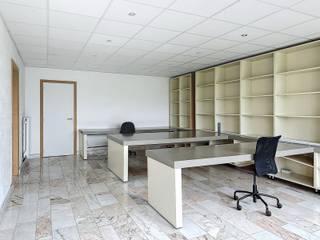 In een zijstraat van A12 (vlotte verbinding Antwerpen - Brussel) kan je een kantoorruimte huren op de eerste verdieping.<br />Het kantoor is toegankelijk via een aparte inkom en maakt deel uit van een complex bestaand uit magazijnen, kantoren en voldoende parkeerruimte voor de deur.<br />Op het gelijkvloers heb je de inkom met toilet. De trap komt uit op een overloop die toegang geeft tot de open kantoorruimte met achterliggend een aparte kamer.<br />Perfect bruikbaar als apart bureel, vergaderruimte, ...<br />Naast de kantoorplateau is er nog een ruimte die kan gebruikt of ingericht als keuken, kleedkamer en/of stockage.<br /><br />Algemene onkosten (water, elektriciteit, ...) bedragen € 75.<br />Te huur via soepel contract gemene huurwetgeving.