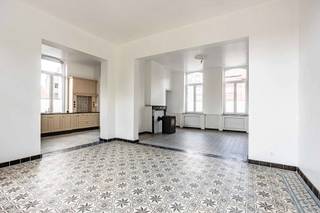 Vous cherchez une propriété qui impressionne vraiment ? Ce presbytère magnifiquement rénové allie grandeur historique et confort de vie contemporain. Les hauts plafonds, les cheminées d'origine, les grandes fenêtres et l'abondance de lumière et d'espace sont autant d'éléments qui attirent l'attention des amateurs de caractère et de classe.<br />Cette propriété offre plus qu'une simple habitation : avec plusieurs chambres, des espaces de vie spacieux et des pièces polyvalentes, c'est l'endroit idéal pour ceux qui recherchent de l'espace et de la flexibilité. Parfait pour les familles, les indépendants ou ceux qui souhaitent combiner un cabinet ou un bureau à domicile avec une vie confortable. Le grenier spacieux offre également de nombreuses possibilités d'extension.<br />L'aspect pratique n'est pas en reste dans cette maison : un sous-sol, un double garage et un jardin joliment aménagé et ne nécessitant que peu d'entretien apportent un confort supplémentaire.<br />L'emplacement ? Un avantage absolu : central, avec des magasins, des écoles et des transports publics accessibles à pied et un accès direct à l'autoroute E40. Vivre ici devient vraiment insouciant et efficace.<br /><br />Une opportunité unique pour ceux qui recherchent du caractère, du confort et un potentiel d'avenir. <br />C'est un bien qu'il faut absolument voir !