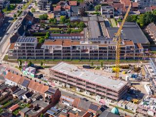 💚 WIL JE W.E.S.T. ZELF ONTDEKKEN? KOM EENS LANGS TIJDENS EEN VAN ONZE OPENDEURDAGEN. MEER INFO VIA ZABRA.BE/WEST. 💚
Dit 1 slaapkamer appartement op de 3de verdieping ligt in w.e.s.t., net binnen de kleine ring van Roeselare. Ideaal voor starters, alleenstaanden én als rendabel investeringsproduct.
De leefruimte is open en licht, met een logische indeling voor zithoek en eethoek. Aansluitend vind je het terras van 10,5 m², perfect om buiten te genieten. ☀️
De slaapkamer ligt rustig en biedt voldoende ruimte voor een tweepersoonsbed en kasten.
Verder is er een badkamer, berging en apart toilet. Praktisch en comfortabel.
🏡 Appartement
- 3de verdieping
- 1 slaapkamer
- 67,4 m² bewoonbare oppervlakte
- 10,5 m² terras
🌱 Duurzaam wonen
- BEN appartement
- Vloerverwarming
- Verwarming zonder gas via het MIROM warmtenet
- Lage energiekosten
📍 Ligging
- Op wandelafstand van winkels, horeca en het stadspark
- Vlotte verbinding met fiets, openbaar vervoer en E403
- Autovrije, groene site met fietspad
- Parkeermogelijkheid op de site
Een comfortabel appartement op een sterke locatie, met lage kosten en een stabiel verhuurpotentieel.
👉 Interesse? Vraag meer info, plannen en prijzen aan op het nummer +32 472 89 60 18. Tot snel!