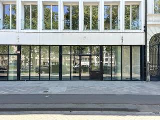 Deze veelzijdige commerciële ruimte, gelegen op het gelijkvloers en voorzien van een opvallend brede vitrine, is uitermate geschikt voor...