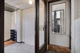 La maison se trouve à quelques pas des commerces et des transports en commun, ce qui garantit une connexion fluide et toutes les commodités à...