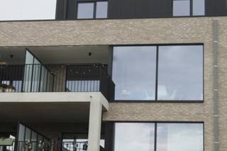 <span><span>Energiezuinig nieuwbouwappartement in Moerbeke. </span></span><br /><br /><span><span>Het appartement is gelegen aan de rand van Moerbeke in de nieuwbouw Residentie Den Uil. </span></span><br /><span><span>Het ligt op de tweede verdieping en beschikt over een groot terras met mooi uitzicht op de tuin. </span></span><br /><br /><span><span>Indeling: inkomhal met apart gastentoilet, woonkamer met moderne volledig conventionele open keuken met eiland met veel lichtinval, aangesloten op het groot terras. </span></span><br /><span><span>Het appartement beschikt over 2 slaapkamers en een badkamer met inloopdouche en lavabomeubel en een berging/wasplaats. </span></span><br /><span><span>Vloerverwarming met warmtepomp (lucht water) en ventilatiesysteem D, verwarmde deur de hoge isolatienormen. </span></span><br /><span><span>Voor de auto is er een ondergrondse parkeerplaats met een individuele berging. </span></span><br /><span><span>Gemeenschappelijke fietsenberging. </span></span><br /><br /><span><span>Beschikbaar: 1 oktober 2026 </span></span><br /><span><span>Huurprijs: 875 euro + 50 euro staanplaats en berging + 75 euro algemene kosten</span></span>