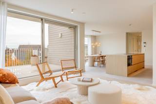 Dit luxueus afgewerkt appartement maakt deel uit van het nieuwbouwproject AQUILO in het klassevolle Sint-Idesbald. <br /><br />Het energiezuinige karakter wordt bepaald door individuele zonnepanelen per appartement, doorgedreven isolatie en warmtepomp alsook balansventilatie systeem D. De ruime oppervlaktes benadrukken het luxueuze cachet van de appartementen.<br />Ontdek een exclusieve kans om te wonen in het hart van Sint-Idesbald, waar modern comfort en een stijlvolle levensstijl samenkomen. <br /><br />Het appartement is gelegen op de tweede verdieping en werd op plan ingedeeld als volgt:<br />Inkom met toilet en berging, lichtrijke leefruimte met open keuken, 2 slaapkamers met elk zijn eigen badkamer, terras en ruime zolderberging.<br /><br />Verplicht aan te kopen parkeergelegenheid en kelderberging niet in de prijs inbegrepen. <br /><br />Oppervlakte appartement: 132,90 m²<br />Oppervlakte terras: 19,71 m²<br />Oppervlakte zolderberging: 22,52 m²<br /><br />Wenst u meer informatie of een afspraak aan het ingericht modelappartement? Contacteer ons vrijblijvend via 058 62 27 51 of jhonny@vlaemynck.be