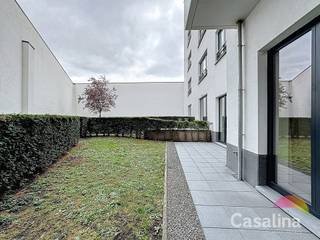 <p><strong>Casalina Real Estate stelt u met plezier dit ruime appartement van 85m² (volgens het EPC-rapport) voor, gelegen op het gelijkvloers van een goed onderhouden gebouw uit 2015.</strong></p>
<p>Het appartement bestaat uit een inkomhal met veiligheidsdeur en vestiaire, een ruime en lichtrijke woonkamer met toegang tot het terras aan de voorzijde, een volledig ingerichte open keuken, twee slaapkamers waarvan één met een douchekamer, een terras en achtertuin, een badkamer met dubbele wastafel, een apart toilet en een wasruimte.</p>
<p>Qua comfort geniet u van individuele verwarming op gas / gasketel, een dubbelstroomsysteem, videofoon en een beveiligde deur. In de kelder bevinden zich een kelderruimte en een parkeerplaats, aangeboden aan 25.000€.</p>
<p>👉 De maandelijkse lasten omvatten een werkingsfonds van 211 € (omvattende alle gemeenschappelijke kosten, verwarming, warm en koud water) en een reservefonds van 6,40 €.<br />👉 Het EPC-label is C+ (102 kWh/m²/jaar – CO₂ : 20).<br />👉 Het goed is beschikbaar bij de akte.</p>
<p>Ideaal gelegen nabij winkels, scholen, openbaar vervoer, het sportcentrum van Evere en het NAVO-hoofdkwartier, biedt dit appartement een aangename en functionele woonomgeving.</p>
<p>📞 Voor meer informatie : 02 705 11 10<br />✉️ Bezoeken : info@casalina.be<span></span> – www.casalina.be<span></span></p>
<p><em>Deze informatie en oppervlaktes zijn louter indicatief en niet contractueel bindend.</em></p>