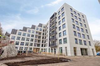 <p><span>APP. SITUÉ AU CENTRE DE LA VILLE. AVEC 2 SLKS + TERRAS <br /><br /></span></p><p><span>A Woluwe-Saint-Lambert, nous trouvons cette belle résidence située dans la Neerveldstraat. Dans les environs, nous trouvons plusieurs établissements d'enseignement, plusieurs supermarchés, Woluwe Shopping, des commerçants locaux, des transports en commun, ... ... Nous sommes à environ quinze minutes du centre ville d'une part, et à proximité des villes environnantes telles que Zaventem et Bruxelles d'autre part. </span></p><p><span> </span></p><p><span>Au rez-de-chaussée de cette nouvelle résidence appelée Twin Falls,  se trouve ce bel appartement de plus de 80m². Nous entrons dans l'appartement par le hall d'entrée qui donne accès aux toilettes séparées et à l'espace de vie. L'espace de vie sert de salon et de salle à manger. Attenante à cet espace, on trouve une cuisine intemporelle et entièrement équipée. En passant par l'espace de vie, on accède au couloir qui dessert les toilettes, une salle de bains entièrement équipée et deux chambres à coucher. Un détail agréable est la présence d'une terrasse.</span></p><p><span> </span></p><p><span>Pourquoi Twin Falls ? </span></p><p><span>- Excellente situation</span></p><p><span>- Présence d'un ascenseur</span></p><p><span>- Offre diversifiée : studio's, appartements avec 1/2 ou 3 chambres à coucher </span></p><p><span>- Une résidence énergétiquement performante et prête pour l'avenir (label EPC A/B, présence de panneaux solaires)</span></p><p><span> </span></p><p><span>Cerise sur le gâteau, une cave/unité, un local à vélos commun et un local à poubelles sont inclus dans le loyer. En outre, il est possible de louer une place de parking en surface/fermée à 125,00 €/mois. </span></p><p><span> </span></p><p><span>Curieux de découvrir ce beau projet de construction neuve ? Demandez plus d'informations ou une visite via <span>info@pillar.estate</span></span><span> ou contactez-nous au 033 695 695 </span>. </p><p><span>A bientôt ! <br />Les</span><span>surfaces mentionnées sont uniquement indicatives. Pillar ne peut être tenu responsable de l'exactitude des données qu'il a fournies. </span></p><p><span> </span></p>