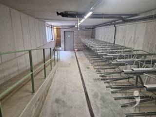 <p><span>Cette résidence étudiante est accessible par la Brusselsesteenweg et bénéficie d'une situation très centrale dans le tout nouveau quartier de Burenberg. Les chambres sont équipées de meubles, d'un lit simple et de sanitaires privés. Il y a un grand parking à vélos accessible par une rampe et deux cuisines communes qui peuvent être utilisées par tous les étudiants. </span></p><p><span> </span></p><p><span> </span></p>