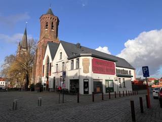 Duplex unique au 1er étage avec :Rez-de-chaussée: hall d'entrée avec escalier menant à l'étage:1er étage: WC séparé; living charmant avec insert au...