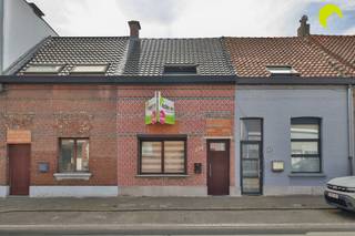 <p><span>Deze rijwoning is optimaal gelegen en bevindt zich nabij van openbaar vervoer (bus en tram), tal van winkels en scholen. </span></p><p><span> </span></p><p><span>Indeling:</span></p><p><span>We betreden de woning via de inkomhal en de ruime woonkamer met aansluitend de eetkamer, geïnstalleerde open keuken, de badkamer en een extra berging . </span></p><p><span>Om het plaatje beneden helemaal af te maken beschikt de woning nog over een zonnige buitenruimte.</span></p><p><span> </span></p><p><span>De eerste verdieping is uitgerust met 2 ruime slaapkamers met veel lichtinval dankzij de veluxramen.</span></p><p><span> </span></p><p><span>Graag som ik voor u nog even de troeven op van deze leuke rijwoning in Hoboken:</span></p><ul><li><span>Gezellige woning met 2 slaapkamers en zonnige buitenruimte</span></li><li><span>Badkamer met ligbad</span></li><li><span>Openbaar vervoer, winkels en scholen in de nabijheid</span></li></ul><p><span> </span></p><p><span>EPC: 234 kWh/m² - Label C</span></p><p><span>P-score (perceelscore: klasse B)</span></p><p><span>G-score (gebouwscore: klasse B)</span></p><p><span> </span></p><p><span>Voor een bezoek ter plaatse kan u ons contacteren op het nummer 03 449 42 41 of mail ons via <span>hallo@habicom.be</span></span></p><p><span>Benieuwd naar de waarde van jouw woning? Check het gratis op <span>www.watismijnhuiswaard.be</span></span></p><p><span> </span></p>