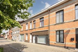 <strong>Te renoveren woning met twee, mogelijks drie, slaapkamers, grote tuinberging en achteringang op een rustige ligging nabij het centrum van Turnhout! </strong><br /><br /><strong>Ligging</strong>: rustige <span>straat nabij het centrum van Turnhout, met winkels, horeca, openbaar vervoer, scholen… op wandel- en fietsafstand. Alsook een goede verbinding naar buurgemeenten en de autostrade! </span><br /><br /><strong>Indeling</strong>: <strong>+0</strong>: inkomhal - woonkamer - eetkamer - gastentoilet - badkamer - technische ruimte - keuken. <strong>+1</strong>: twee slaapkamers. <strong>+2</strong>: af te werken zolder. <br /><br /><strong>Omschrijving</strong>: via de inkomhal betreden we de woonkamer, hier is plaats voor zowel een zithoek als een eettafel. Achterliggend komen we bij de eetkamer waar een apart gastentoilet voorzien is. In het achterste deel treffen we de keuken en de badkamer met inloopdouche en lavabo. Op de eerste verdieping hebben we twee slaapkamers van 13m² en 18 m². Via de achterste slaapkamer kunnen we met de vaste trap naar de zolderruimte. Het dak is geïsoleerd en de ruimte biedt zich er perfect toe om nog afgewerkt te worden tot extra slaapkamer. <br /><br />In de tuin hebben we achteraan een eerste berghok dat uitgeeft op de achteringang en het tweede berghok van zo'n 16 m². Dankzij de achteringang hoeft u dus nooit uw fietsen/vuilbakken/... mee door de woning te nemen! <br /><br /><em>Graag wijzen wij u op de renovatieplicht voor gebouwen met een E of F EPC-label uiterlijk 6 jaar na aankoop te rekenen vanaf het verlijden van de notariële akte. Voor meer info kijk op de website van het Vlaams Energie- en Klimaatagentschap: https://energiesparen.be/renovatieverplichting</em><br /><br /><strong>Bijzondere informatieplicht</strong>: in aanvraag.