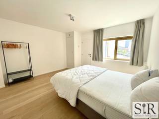 In dit gerenoveerde gebouw dichtbij de Vismarkt van Mechelen kan je deze heel mooie, gemeubelde appartementen vinden op de eerste of tweede verdieping. Het appartement is voorzien van een inkomhal, lichtrijke woonkamer met open keuken, badkamer met inloopdouche en een ruime slaapkamer. Het appartement wordt gemeubeld verhuurd en is verder ook nog voorzien van: aansluiting wasmachine, vaatwasmachine, oven-microgolfoven combi, koelkast, inductievuur, keukengerei, strijkplank, .... Op het dak bevindt zich nog een groot, gedeeld dakterras met zicht op de historische Sint-Romboutstoren. Het appartement ligt gesitueerd in het centrum van Mechelen met rechtstreekse toegang tot de ring wat de verbinding met autostrades zeer vlot maakt. Op wandelafstand heb je kruidenierszaken, diverse horeca, de winkelstraat, etc. <br /><br />Het appartement heeft een EPC label A wat zorgt voor weinig verbruik.<br /><br />Een leuk appartement voor een jonge starter of voor iedereen die graag centraal en toch rustig wil wonen. <br />€ 50,- per maand gemeenschappelijke kosten<br /><br />Interesse? Aarzel niet en contacteer ons voor een afspraak.