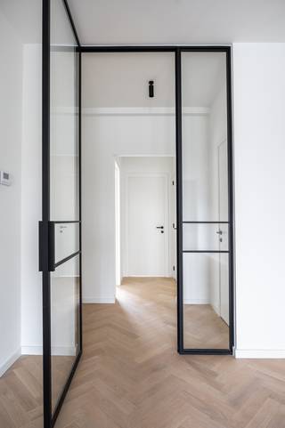 Residentie Luppen: kleinschalig renovatieproject nabij het Groen Kwartier<br /><br />Nabij het Groen Kwartier bevindt zich dit kleinschalig renovatieproject, op wandelafstand van scholen, winkels, openbaar vervoer en sfeervolle horecazaken. <br />Dit hippe project omvat 6 appartementen en 1 penthouse, met verschillende indelingen en keuze uit 1 of 2 slaapkamers, met oppervlaktes variërend van 50 tot 80 m². Elk appartement beschikt over een aangenaam, zuidgericht terras met uitzicht op het woonerf De Confiserie.<br /><br />De appartementen worden afgewerkt met kwalitatieve en duurzame materialen en zijn energiezuinig (zonnepanelen, vloerverwarming, ventilatiesysteem). Bovendien zijn alle appartementen volledig geschilderd en dus onmiddellijk instapklaar.<br /><br />Info en verkoop:<br />De verkoop geschiedt onder BTW op het constructieaandeel en registratierechten op het grondaandeel.<br />De aankoop van een kelderberging is verplicht (prijzen vanaf 4.500, exclusief aankoopkosten).<br />Optioneel kan er een ondergrondse autostaanplaats worden aangekocht.<br />Voor meer info: bel Karin op 0486/97 84 27 of mail karin@reds.be