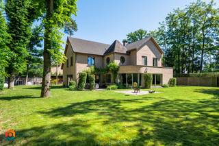Op een uitstekende locatie in Keerbergen bevindt zich deze authentieke, energiezuinige villa met 4 slaapkamers, dubbele garage en aangelegde tuin op een perceel van 1503 m². U geniet hier van een groene omgeving, toch met een uitstekende bereikbaarheid richting diverse invalswegen en vlakbij het centrum van Keerbergen en Tremelo met winkels, eet-en drankgelegenheden, scholen en het openbaar vervoer op wandel- en fietsafstand. <br /><br />Benieuwd naar deze woning? Klik hier voor een eerste kennismaking met deze charmante villa. <br /><br />We betreden de woonst via de inkomhal met apart gastentoilet. De open leefruimte, die u kan inrichten met een gezellige zithoek en een aparte eetplaats, geniet van een fantastische lichtinval door de vele raampartijen. Van hieruit heeft u rechtstreeks toegang tot het terras en kan u genieten van een prachtig zicht over de volledig aangelegde en omheinde tuin. De open keuken is mooi geïntegreerd in het geheel en is voorzien van de meest kwalitatieve toestellen. Verder bevindt zich op dit verdiep nog een bureauruimte, een handige berging en de wasplaats. De nachthal op de eerste verdieping geeft toegang tot drie slaapkamers met elk een aparte dressing waarvan één met ensuite badkamer, uitgerust met dubbele lavabo, ligbad, inloopdouche en toilet. De twee andere slaapkamers delen een badkamer met dubbele lavabo, toilet en inloopdouche. Op de tweede verdieping bevindt zich nog een ruime vierde slaapkamer met dressing. <br /><br />In de sfeervolle tuin met meerdere terrassen kan u genieten van het mooie weer. Verder beschikt u over voldoende parkeermogelijkheden en is er nog een ruime dubbele garage met elektrische poorten aanwezig die plaats biedt aan 2 wagens en overigens ook veel extra opbergruimte voorziet.<br />De elektrische installatie is conform. <br /><br />Dit is een uitstekende opportuniteit als u op zoek bent naar een ruime villa met 4 slaapkamers en een fantastische tuin op een uitstekende locatie in Keerbergen. Contacteer ons voor meer informatie op 0479 13 63 69 of via info@boonstravastgoed.be<br /><br />Bijzonderheden:<br />- 4 slaapkamers<br />- Lichtrijke woning<br />- Perceel van 1503 m²<br />