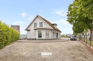 Deze solide eigendom is gelegen op een perceel van 5a 88ca langs de drukke Gentsesteenweg, op een absolute toplocatie in de buurt van...