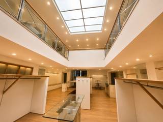 PRACHTIG UNIEK GOED ONDERHOUDEN PAND IN DE STATIONSTRAAT <strong>VAN 700 M²</strong> GROOT MET <strong>ACHTER UITWEG</strong> / GARAGE / MAGAZIJN VIA REGENTIESTRAAT <br /><br />Zeer ruime en veelzijdige commerciële ruimte met een aantrekkelijke uitstraling en bijzonder veel etalagemogelijkheden. De eigendom beschikt over maar liefst 3 verdiepingen, waardoor er naast de ruime winkel- of handelsruimte ook volop mogelijkheden zijn voor magazijn, burelen, stockageruimte en diverse andere invullingen.<br />Een uitzonderlijk pand dat heel veel ruimte en mogelijkheden biedt voor een bijzonder <strong>interessante huurprijs</strong>. Ideaal voor ondernemers die op zoek zijn naar een ruime, representatieve en multifunctionele locatie waarbij prijs-kwaliteit absoluut een grote troef is.<br />