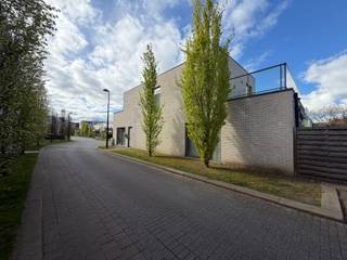 Deze woning is gelegen op wandelafstand van het centrum van Deinze. Winkels, openbaar vervoer, ... in de nabije omgeving.De woning omvat op het...