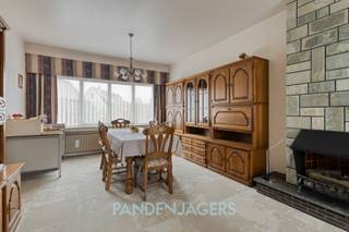 In een rustige, kindvriendelijke straat in Kontich-Kazerne bevindt zich deze goed onderhouden halfopen bebouwing met zuid-oost gerichte tuin.<br /><br />De te moderniseren woning beschikt over een ruime garage met elektrische poort en oprit op het gelijkvloers. Op de eerste verdieping bevindt zich de lichtrijke leefruimte met aangrenzende keuken, die kan vernieuwd worden naar eigen smaak. De woning telt drie slaapkamers en een badkamer op de bovenverdieping. Achteraan bevindt zich een tuin met zuidoostoriëntatie, ideaal voor wie houdt van zon en rust.<br /><br />Belangrijke troeven:<br />- Dak vernieuwd in 2017 met 12 cm isolatie<br />- Goed onderhouden structuur<br />- Rustige ligging en doodlopende straat, nabij winkels, scholen en invalswegen<br /><br />Een woning met veel mogelijkheden, klaar om omgevormd te worden tot een comfortabele gezinswoning op een toplocatie in Kontich-Kazerne.<br /><br />Pandenjagers is een innovatief vastgoedkantoor en kiest bewust voor een unieke en transparante aanpak. Bij ons bestaat de totale aankoopprijs altijd uit twee duidelijke onderdelen: de vraagprijs die bovenaan in de advertentie vermeld staat, plus onze vaste commissie van 10.000 euro incl. BTW. Dankzij deze open prijsstructuur krijgt u als koper vanaf het eerste moment een eerlijke inkijk hoe de totale prijs van het pand tot stand is gekomen.<br /><br />Interesse? Contacteer ons via 0465 082 669 of info@pandenjagers.be.