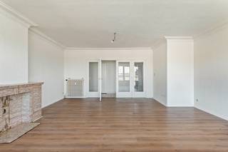 Op zoek naar een appartement dat u volledig naar eigen smaak kunt afwerken? Dan is dit op te frissen appartement zeker een bezoek waard. De grootste troef is de ruime en aangename living van ca. 40 m², aangevuld met een recent vernieuwde keuken voorzien van nieuwe apparatuur en toegang tot het terras.<br /><br />Het appartement beschikt over een inkomhal met ingemaakte kasten, een ruime leefruimte met dichte haard, twee slaapkamers waarvan één met toegang tot het terras, een badkamer met douche, lavabo en toilet, een terras en een privatieve kelder.<br /><br />Het appartement bevindt zich langs een belangrijke verbindingsweg, waardoor winkels, scholen, openbaar vervoer en andere voorzieningen zich in de onmiddellijke nabijheid bevinden. Bovendien zijn omliggende gemeenten en belangrijke invalswegen vlot bereikbaar.<br /><br />Dankzij de praktische indeling, de ruime leefruimte en de nieuwe keuken biedt dit appartement heel wat potentieel voor wie op zoek is naar een woning die nog naar eigen smaak kan worden opgefrist.<br /><br />pluspunten: <br />- Ruime en lichtrijke living van ca. 40 m²<br />- Recent vernieuwde keuken met nieuwe apparatuur<br />- Praktische ingemaakte kasten in de inkomhal<br />- Privatieve kelderberging<br />- Vlotte verbinding naar belangrijke invalswegen<br />- EK conform <br />- EPC C<br /><br />Voor meer informatie of een afspraak ter plaatse, aarzel niet ons te contacteren. Wij zijn bereikbaar via het nummer 03 337 50 70 of info@vbvastgoed.be.