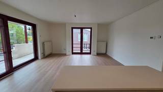 Gezellige appartment in het centrum van De Pinte. Het appartement omvat: inkomhal met gastentoilet, een gezellige woonkamer met open keuken...