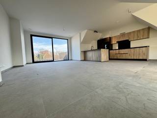 Deze luxueuze en buitengewoon ruime penthouse met twee slaapkamers, twee balkons en een adembenemend terras biedt een unieke kans om te wonen in...