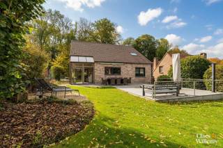 Op een perceel van ongeveer 8,5 are in Sint-Pieters-Leeuw vindt u deze goed onderhouden en gunstig gelegen gezinswoning te koop. De woning beschikt over een inkomhal met apart toilet, een ruime woonkamer met eetplaats en een lichtrijke, volledig geïnstalleerde keuken die uitgeeft op een gezellige veranda. Op het gelijkvloers bevinden zich drie slaapkamers en een moderne badkamer met inloopdouche, dubbele wastafel en toilet.
Op de eerste verdieping telt de woning twee extra slaapkamers, een douchekamer en een ruime zolderberging die eenvoudig kan worden omgevormd tot een bijkomende kamer.
Daarnaast is de woning volledig onderkelderd en voorzien van een garage voor 2 à 3 wagens, een hobbyruimte en voldoende bergruimte—een echte troef voor gezinnen die behoefte hebben aan extra opslag of werkruimte.
De zonnige tuin biedt volledige rust en privacy. De ingebouwde jacuzzi en het ruime tuinhuis met patio zorgen voor extra comfort en ontspanning.
Deze ruime en verzorgde woning in Sint-Pieters-Leeuw biedt alles wat u mag verwachten van een aangenaam en comfortabele gezinswoning.
Gunstig EPC "C", Asbest-veilig en elektriciteit conform! 
