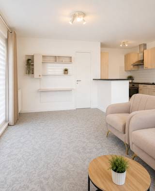 <p>Découvrez ce magnifique appartement de 2 chambres situé à Boom, offrant un parfait équilibre entre confort et fonctionnalité. Il comprend un séjour lumineux avec de grandes fenêtres, une cuisine entièrement équipée, deux chambres spacieuses et une salle de bain moderne. Son agencement bien pensé crée un espace de vie agréable et accueillant. Situé à proximité des commerces, des écoles, des transports en commun et des principaux axes routiers, cet appartement est idéal pour profiter d'un cadre de vie paisible tout en restant proche de toutes les commodités.<span></span></p>