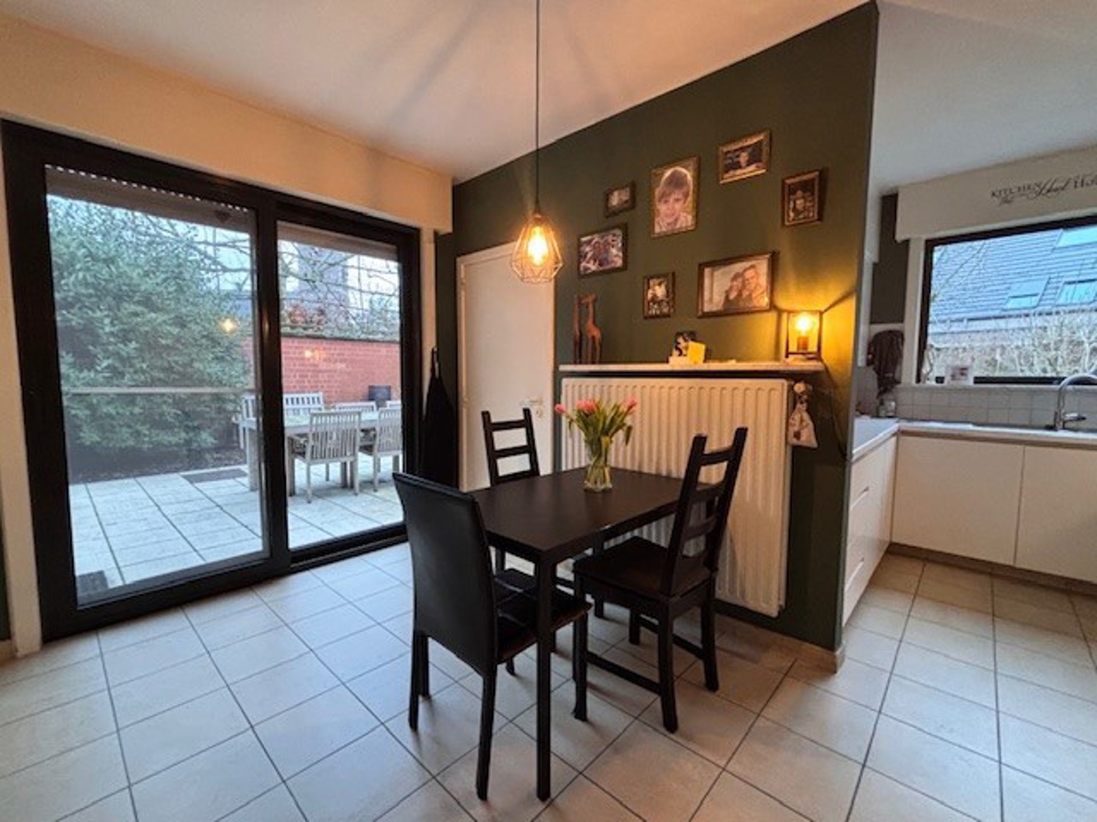 Ruime hoekwoning met terras, tuin en garage. - foto 5