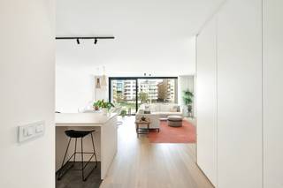 Dit hedendaags appartement, ontworpen en gerealiseerd door SALT, biedt een comfortabele en doordacht ingedeelde woonervaring.<br /><br />Het appartement beschikt over een volledig ingerichte open keuken die uitgeeft op de lichtrijke leef- en eetruimte.<br />Vanuit de leefruimte is er toegang tot een aangenaam terras, terwijl aan de achterzijde een ruim zuidgericht terras extra buitenruimte biedt.<br />Het appartement beschikt verder over een master bedroom met ensuite badkamer en inloopdouche, evenals een tweede slaapkamer die ook als bureau kan worden ingericht.<br />Verder is er een ruime inkomhal met vestiaire en gastentoilet en een praktische berging.<br />Het geheel is instapklaar en afgewerkt met kwaliteitsvolle materialen.<br /><br />Interessante investeringsopportuniteit<br />De huidige eigenaar wenst het appartement na verkoop verder te huren aan marktconforme voorwaarden, wat zorgt voor onmiddellijke huurinkomsten zonder leegstand.<br />De duur en voorwaarden van de huurovereenkomst worden in onderling overleg bepaald.<br /><br />Info en bezoek bel Andries De Leyn 0472 53 66 09