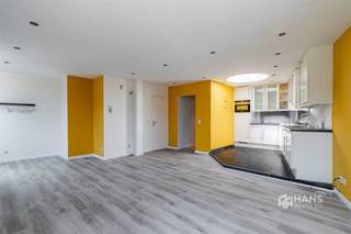 <p><span>Gallifortlei 259 (1e verd.) - Deurne</span></p><p><span> </span></p><p><span>Ruim hoekappartement (99 m²) met 2 slaapkamers in Deurne</span></p><p><span>In de Gallifortlei woon je op een steenworp van het Rivierenhof. Dankzij de vlotte verbinding met bus, tram en het velo-deelsysteem én de nabijheid van belangrijke in- en uitvalswegen geniet je hier van een uitstekende bereikbaarheid. Winkels, supermarkten en andere voorzieningen bevinden zich bovendien vlakbij.</span></p><p><span>Het appartement maakt deel uit van een kleinschalig hoekgebouw met slechts twee wooneenheden, waardoor de vaste kosten beperkt blijven tot slechts €40/maand voor water. Het dak werd geïsoleerd met 8 cm isolatie. Het appartement werd steeds netjes onderhouden, de elektriciteit is conform en in 2012 werd een nieuwe verwarmingsketel geplaatst. Het behaalt een goede EPC-score C.</span></p><p><span>Een leuke extra is de privatieve inkomhal, waar ruimte voorzien is voor een vestiairekast en een wasmachine.</span></p><p><span>In het appartement zelf kom je binnen in de lichtrijke leefruimte met airco en open keuken, samen goed voor een oppervlakte van circa 40 m². De keuken is uitgerust met een gasvuur, dampkap, spoelbak, ingebouwde oven, vaatwasser en koelkast. In de gang bevindt zich bovendien een handige ingemaakte kast voor extra bergruimte.</span></p><p><span>Verder beschikt het appartement over twee volwaardige slaapkamers van 8 m² en 14 m². De ruime badkamer van 8 m² is uitgerust met een ligbad, aparte douche, dubbele lavabo en handdoekdroger. Het toilet is apart.</span></p><p><span>Ben je op zoek naar een instapklaar appartement met veel lichtinval in een kleinschalig gebouw? Mis deze kans niet! Bewoonbare opp. 99 m² – ref.: bruto vloeropp. Voor meer info of een gratis schatting surf naar </span><span><span>www.hansimmo.be</span></span></p><p><span> </span></p>