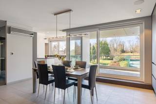<p><span>Dans cet appartement récent en duplex, vous profiterez du calme et de la tranquillité et d'une belle vue sur un parc de 70 hectares. </span></p><p><span>L'appartement dispose d'une salle à manger spacieuse, d'un coin salon et d'une cuisine ouverte avec vue sur le parc. Dans le hall d'entrée se trouve un vestiaire avec des toilettes pour les invités. La salle à manger dispose d'un mur de placards et d'une pièce de rangement séparée avec des raccordements pour les machines à laver et à sécher. L'escalier à l'étage abrite 4 chambres à coucher, deux salles de bains et deux toilettes.</span></p><p><span>L'appartement est économe en énergie grâce à son chauffage par le sol et confortable grâce à sa climatisation. </span></p><p><span>La cuisine est équipée d'une plaque de cuisson à induction et d'une tasse à gaz (wok) d'une part. Le lave-vaisselle, le four à vapeur, le micro-ondes, le réfrigérateur et le congélateur sont tous intégrés.</span></p><p><span>Le spacieux living donne accès par fenêtre coulissante à une terrasse sans vis à vis. </span></p><p><span> </span></p><p><span>L'appartement a été construit en 2012 et est comme neuf. Vente sous droit d'enregistrement.</span></p><p><span>Il y a un ascenseur. Possibilité d'acheter un spacieux garage/atelier simple/double ou 2 x double -2.</span></p><p><span>Situation unique grâce à la proximité du ring de Louvain, de SportOase, du parc industriel Haasrode et de l'autoroute E40.</span></p><p><span>Le parc est une oasis de calme et dispose de son propre court de tennis.</span></p><p><span>Abri à vélos commun disponible.</span></p><p><span> </span></p>
