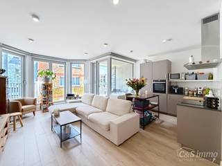 <p>Beautifully maintained 2-bedroom apartment. Spacious and bright living room (approx. 30 m²) with parquet tiles, connected to an open kitchen and access to the terrace with morning sun. The kitchen is equipped with high-quality appliances (sink, dishwasher, extractor hood, refrigerator with freezer compartment, and ceramic hob).<br /><br />At the rear, there are 2 bedrooms (11–7 m²) with parquet flooring. Tiled bathroom (approx. 5 m²) with walk-in shower, bathroom cabinet with mirror, and washbasin. Storage room with connections for a washing machine and dryer. At the back, there is an additional terrace (approx. 3 m²). Elevator available.<br /><br />Located near Park Spoor Noord, within walking distance of public transport, schools (new AP University College campus), and shops. Private indoor bicycle storage available with space for three bicycles.</p>