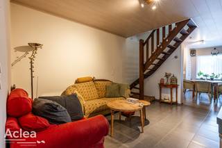 <p>Deze woning geniet een bijzonder goede locatie in Eeklo vlakbij scholen, het Sportpark én het Heldenpark. Met een bewoonbare oppervlakte van 133 vierkante meter en een perceel van 174 vierkante meter, biedt deze gesloten eengezinswoning een perfecte combinatie van van slim gebruik van ruimtes en een goede indeling. De woning is gerenoveerd in 2013, waardoor de woning in zeer goede staat verkeert.<br /><br />Indeling als volgt:<br />- inkom<br />- eetplaats<br />- zithoek<br />- ingerichte keuken <br />- badkamer met ligbad, badkamermeubel en toilet<br />- aangename stadskoer<br />- afgesloten garagebox met directe toegang<br />- 2 slaapkamers 1e verdiep<br />- ruime slaapkamer in het dakverdiep met dressing <br />- berging<br />- zolder<br /><br />De woning is op heden verhuurd via een klassieke huurovereenkomst.<br /><br /> </p>
<p>Mis deze kans niet om deze instapklare woning te bezichtigen! <br />Neem contact met ons op voor een afspraak en ontdek zelf de mogelijkheden die deze woning te bieden heeft.<br />vastgoed@aclea.be - 09/377 31 77</p>