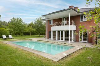 Op ’t Hoge in Kortrijk stellen we graag deze ruime villa voor met 6 slaapkamers, zwembad en verrassend veel mogelijkheden. Niet alleen de woning...