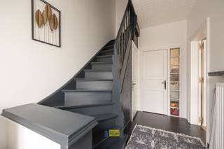 <p><span>Op een uitstekende locatie nabij winkels, scholen en met een goede bereikbaarheid naar Antwerpen via het openbaar vervoer of de fietsbrug bieden wij u deze gerenoveerde HOB.</span></p><p><span>Deze oerdegelijke gezinswoning beschikt over een mooi woonvolume en een goede indeling met 4 volwaardige slaapkamers.</span></p><p><span>Verder is er een grote oprit met garage voorzien waardoor u hier over heel wat parkeergelegenheid beschikt. </span></p><p><span>Alle hedendaags comfort is voorzien zoals onder meer 2 toiletten, een grote leefkeuken met eetplaats en een smaakvol gerenoveerde badkamer met inloopdouche.</span></p><p><span>Energetisch is er geïnvesteerd in nieuwe ramen met driedubbele beglazing, een condensatieketel op gas en een gerenoveerd dak met isolatie.</span></p><p><span>Ook op recreatief vlak kom je hier aan je trekken met het nabijgelegen Runcoortpark en sportcentrum De Rode Loop.</span></p><p><span>Kortom dit huis biedt heel wat troeven en is zeker een bezoek waard.</span></p><p><span>Boek dus snel uw afspraak en kom zeker niet TE LAET</span></p>