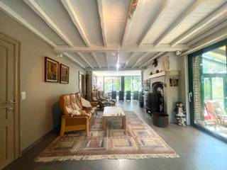 <span><span><span><span><span>Ledegem - Ruime woning met 4 slaapkamers in een groene omgeving.<br /><br />Deze charmante villa verrast met haar ruime en lichtrijke leefruimtes, een stijlvolle ingerichte keuken met kookeiland en prachtig zicht op de tuin. <br />Het aangename terras nodigt uit tot lange ontbijtjes in de ochtendzon en gezellige avonden met familie en vrienden.<br /><br />Buiten geniet u van een mooi aangelegde tuin met fruitbomen, terwijl de rustige omgeving en de verzorgde afwerking van de woning zorgen voor een onmiddellijk thuisgevoel.<br />Kom zelf de ruimte, het licht en de warme sfeer ontdekken tijdens een bezoek. Deze woning moet u gezien hebben!<br /><br />Indeling<br />Gelijkvloers:<br />• Garage, douchekamer, slaapkamer, waskamer, hobbyruimte (met sauna!)<br />1e verdiep:<br />• Inkom, toilet, bureauruimte/slaapkamer, slaapkamer, badkamer, open leefruimte met aansluitend de keuken, ruime eethoek en veranda<br />2e verdiep:<br />• 2 slaapkamers <br />• Zolderruimte<br />Troeven:<br />• Ingebouwde garage + carport<br />• 4 slaapkamers/ 5 mogelijk<br />• Onderhouden ruime groene tuin<br />• Veel natuurlijk licht<br />• Instapklaar</span></span></span></span></span>