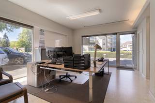 Are you looking for a practical and ready-to-move office or practice space at a prime location in Waregem? This approximately 100 m² office offers a functional layout and is ideal for self-employed people or companies looking for a professional workspace.<br /><br />Properties:<br />- Area: approx. 100 m²<br />- Layout: waiting area, separate office area<br />- Amenities: kitchenette, built-in wardrobes<br />- Heating: electric accumulation<br />- Location: Keukeldam in Waregem, with parking options nearby<br /><br />This building may be subject to the renovation obligation imposed by the Flemish government for non-residential buildings. For more information, please visit the website of the Flemish Energy and Climate Agency at https://www.energiesparen.be/nr/renovatieverplichting.<br /><br />This office is perfectly suited for various professional purposes and offers a combination of comfort, accessibility and functionality. Interested? Contact us for more information or an on-site visit at 056 21 11 11. <br /><br />Register of measures: no