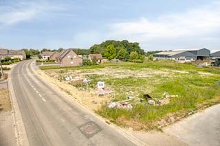 <p><strong>Bouw jouw droomwoning in Glabbeek, de mooiste gemeente van Vlaanderen!</strong><br />Grijp nu de kans om te wonen op<span> </span><strong>één van de vier prachtige bouwgronden voor halfopen bebouwing</strong><span> </span>in de<span> </span><strong>rustige en groene omgeving</strong><span> </span>van<span> </span><strong>Glabbeek</strong>, de verkozen beste gemeente van Vlaanderen.</p>
<p>Deze percelen bieden je de perfecte combinatie van<span> </span><strong>natuur, rust en privacy</strong>. Gelegen in een landelijke omgeving, maar toch dichtbij alle nodige voorzieningen, geniet je hier van de voordelen van het platteland, met voldoende ruimte voor jezelf en je gezin. Glabbeek staat bekend om haar<span> </span><strong>hoge levenskwaliteit</strong>,<span> </span><strong>veilige en kindvriendelijke sfeer</strong><span> </span>en<span> </span><strong>hechte gemeenschap</strong>.</p>
<p><span> - </span><strong>4 ruime bouwgronden</strong><span> </span>voor halfopen bebouwing<br /><span> - </span><strong>Landelijke ligging</strong><span> </span>met adembenemend uitzicht<br /><span> - </span>Gelegen in de<span> </span><strong>gewaardeerde gemeente Glabbeek</strong>, ideaal voor wie rust en natuur zoekt<br /><span> - </span><strong>Volledig vrij in ontwerp</strong>: werk samen met je architect en geef je woning de stijl die bij jou past<br /><span> - </span>Perfect voor<span> </span><strong>gezinnen en jonge koppels</strong><span> </span>die de natuur willen omarmen</p>
<p>Glabbeek biedt een<span> </span><strong>ideale leefomgeving</strong><span> </span>waar je kunt genieten van een gezonde, natuurlijke levensstijl, terwijl je tegelijkertijd onderdeel uitmaakt van een dynamische en gezellige gemeenschap. Hier bouw je niet zomaar een huis, maar een plek waar je je écht thuis kunt voelen.</p>
<p><strong>Wil je meer weten of een plaatsbezoek inplannen? Contacteer ons vandaag nog!</strong></p>