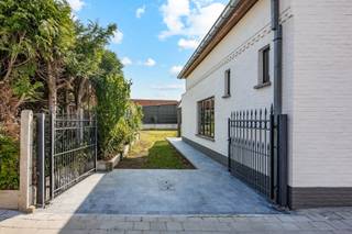 <p><span>In de Dompelstraat 43 bevindt zich deze halfopen bebouwing, oorspronkelijk gebouwd in 1995 en in 2026 smaakvol gerenoveerd. De woning combineert hedendaags wooncomfort met een praktische indeling en een centrale, residentiële ligging vlak bij de stad.</span></p><p><span>Bij het betreden van de woning kom je terecht in een inkomhal met een bergruimte die dienst doet als vestiaire. Aansluitend bevindt zich een gastentoilet. De leefruimte is ruim en lichtrijk en sluit naadloos aan op de open, volledig vernieuwde keuken met kookeiland. Verder op het gelijkvloers vind je een praktische wasplaats/berging en een inpandige garage, uitgerust met een nieuwe sectionaalpoort.</span></p><p><span>Op de eerste verdieping zijn er twee volwaardige slaapkamers, een aparte bergruimte, een afzonderlijk toilet en een stijlvolle badkamer in travertin-look, voorzien van zowel ligbad als douche.</span></p><p><span>De tweede verdieping biedt nog eens twee extra slaapkamers en een tweede badkamer met douche en toilet, ideaal voor grotere gezinnen of wie extra ruimte zoekt voor bureau of hobbykamers.</span></p><p><span>Daarbovenop beschikt deze woning nog voor een handige zolder.</span></p><p><span>Buiten geniet je van een aangename tuin van 120 m² met terras, ideaal om in alle rust te ontspannen.</span></p><p><span>Een instapklare woning op een centrale locatie met vlotte verbindingen en alle voorzieningen in de nabijheid.</span></p>