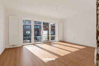 Instapklaar en totaal gerenoveerd appartement van maar liefst 120 m² met 2 slaapkamers in hartje Willebroek!<br />Belangrijk, de EPC score die zichtbaar is in de publicatie is van voor de renovatie, de nieuwe score zal 225kWh/m2jaar (label C) zijn. <br /><br />Op zoek naar een ruim, lichtrijk appartement dat volledig vernieuwd werd én waar u de eerste bewoner van kan zijn? <br />Dan is dit prachtige appartement gelegen in centrum Willebroek absoluut een bezoek waard.<br /><br />Dit uitzonderlijk ruime appartement van ca. 120 m² bevindt zich op de eerste verdieping van een kleinschalig gebouw, wat zorgt voor een aangename woonomgeving én zeer lage gemeenschappelijke kosten. Het appartement werd van A tot Z gerenoveerd met oog voor comfort en hedendaagse afwerking. <br />De eigenaar zal zelfs nog een terras creëren waar je via één van de slaapkamers toegang tot zal hebben. <br />De keuken kan nog volledig naar smaak en wens van de koper ingericht worden — ideaal om uw eigen droomkeuken te creëren.<br /><br />De indeling omvat:<br />een zeer ruime inkomhal;<br />een lichtrijke woonkamer met grote raampartijen en overvloedig natuurlijk licht;<br />twee volwaardige slaapkamers;<br />een apart gastentoilet;<br />een badkamer voorzien van een lavabomeubel, toilet, ruime inloopdouche en aansluitingen voor wasmachine en droogkast.<br /><br />Daarnaast beschikt het gebouw over een praktische gemeenschappelijke fietsenberging waar eveneens vuilbakken geplaatst kunnen worden.<br /><br />De ligging is een absolute troef. Het appartement bevindt zich op een centrale locatie in Willebroek, vlakbij winkels, supermarkten, scholen, openbaar vervoer en horecazaken. Dankzij de vlotte verbindingen naar de A12 en E19 bereikt u snel steden zoals Antwerpen, Mechelen en Brussel. Ook het station van Willebroek bevindt zich op korte afstand, wat het appartement ideaal maakt voor pendelaars.<br /><br />Interesse? Neem vandaag nog contact op voor meer informatie of een bezoek ter plaatse!