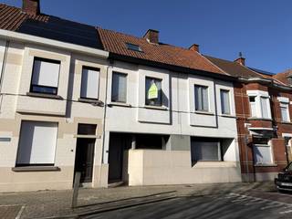 In de Kermisstraat, op wandelafstand van het centrum van Roeselare, presenteren wij deze verrassend ruime woning met mogelijkheid tot maar liefst...
