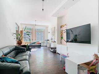 Deze recent gerenoveerde trapgevel woning aan de heilige Familie Kerk is gelegen op een boogscheut van het centrum van Brasschaat, de Brusselse Bossen en het Kattekensberg speelbos.<br />Bij binnenkomst valt onmiddellijk de hoogte van de ruimtes op. Via een ruime hall kan je naar de woonkamer ofwel naar de keuken.<br />In de ruime woonkamer ligt er blokparket en loop je door naar de open geïnstalleerde keuken. Deze is voorzien van combi stoom-oven, combi-microgolf, inductiekookplaat, ijskast, dampkap, vaatwasser en veel opbergkasten. Aansluitend aan de keuken heb je toegang tot de bijkeuken/wasplaats, alsook het gastentoilet.<br />De tuin is eveneens bereikbaar via de keuken. Deze is gezellig ingericht en geeft toegang tot het naastgelegen speelpleintje.<br />In de woning is eveneens nog een ruime kelder + kruipruimte aanwezig.<br />Via de trap bereik je de 1ste verdieping op laminaat waar zich de grote slaapkamer bevindt met aansluitend dressing en een tweede ruime slaapkamer. Ook de badkamer vind je terug op deze verdieping met groot ligbad, aparte douche, 2 lavabo's en een toilet.<br />Wanneer je de trap naar de 2de verdieping neemt kom je nog eens twee ruime slaapkamers tegen en een kleinere ruimte die dienst kan doen als bureau/babykamer. <br />Deze woning is uiterst geschikt voor wie dicht bij het centrum wil wonen maar toch een rustige ligging verkiest. Nood heeft aan voldoende ruimte en slaapkamers en die opzoek is naar een instapklare woning.<br />Bijzonderheden : <br />- Instapklaar<br />- 4 slaapkamers<br />- Volledig uitgeruste open keuken<br />- Ruime bijkeuken<br />- Mooie stadstuin van 77 m²<br />- Speelpleintje naast de deur<br />- Vrije parkeerplaatsen voor de deur.<br />- Kelder<br />- ...