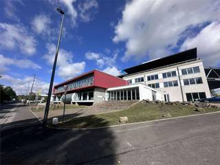 Op zoek naar een inspirerende werkplek met uitstraling? Dit uitzonderlijk commercieel gebouw langsheen de E40 (vlakbij ESSO GROOT-BIJGAARDEN...