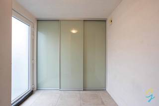 <p><strong>Moderne en energiezuinige woning in Geraardsbergen – Steenbakkerij 36</strong></p>
<p>In een rustige en aangename woonomgeving in Geraardsbergen bevindt zich deze recente, instapklare woning uit <strong>2016</strong>. De woning combineert hedendaags wooncomfort met een strak, modern design en een uitstekende energieprestatie (<strong>E-peil 15</strong>).</p>
<p>Op het <strong>gelijkvloers</strong> geniet u van een comfortabele <strong>vloerverwarming</strong>, wat zorgt voor een aangename en gelijkmatige warmte. De leefruimtes zijn licht en praktisch ingedeeld, ideaal voor hedendaags gezinsleven. Op de <strong>eerste verdieping (V1)</strong> zijn er 4 slaapkamers voorzien van <strong>radiatoren</strong>, wat bijdraagt aan een efficiënte en flexibele verwarming per ruimte.</p>
<p>Dankzij het lage E-peil is deze woning niet alleen comfortabel, maar ook <strong>uiterst energiezuinig</strong>, wat resulteert in lagere energiekosten en een duurzame investering voor de toekomst.</p>
<p>De woning is gelegen in een rustige straat, met vlotte verbindingen naar het centrum van Geraardsbergen, scholen, winkels en andere voorzieningen.</p>
<p><strong>Troeven op een rij:</strong></p>
<ul>
<li>
<p>Bouwjaar <strong>2016</strong></p>
</li>
<li>
<p><strong>E-peil 15</strong></p>
</li>
<li>
<p>Vloerverwarming op het gelijkvloers</p>
</li>
<li>
<p>Radiatoren op de eerste verdieping</p>
</li>
<li>
<p>Moderne architectuur</p>
</li>
<li>
<p>Rustige en kindvriendelijke ligging</p>
</li>
<li>
<p>Ventilatie type D</p>
</li>
<li>14 Zonnepanelen</li>
</ul>
<p>Bent u op zoek naar een recente, energiezuinige woning in Geraardsbergen waar comfort en kwaliteit centraal staan? Dan is <strong>Steenbakkerij 36</strong> zeker een bezoek waard.</p>