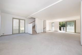 Deze nieuwbouwwoning van 270 m² is perfect ingedeeld en biedt een ideale leefomgeving voor een gezin dat op zoek is naar rust in Brussel. De woning...