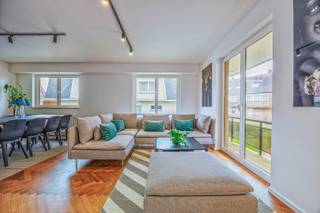 Res. Santa Barbara<br />Ruim appartement in het hartje van Duinbergen. Een fantastische combinatie van de aspecten in groen wonen maar niet ver van de stad. Appartement met deels zicht op de Directeur-Generaal Willemspark en op het terras geniet u dan van het charmante Duinbergen. <br />Dit appartement omvat inkom met vestiaire. Lichtrijke woonkamer (drie-gevel) en open keuken met alle comfort. 3 slaapkamers met ingemaakte kasten en 2 badkamers. <br />Er is een privatieve kelder in het gebouw. Mogelijkheid tot aankopen autostaanplaats in de residentie. <br />Heeft u interesse in dit pand? Aarzel niet en contacteer ons vrijblijvend. <br />Ref. A705 