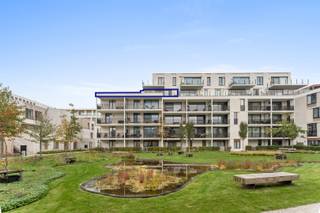 Ervaar het ultieme penthouse-gevoel in dit recent gebouwde appartement (2023) met een uitzonderlijk terras van maar liefst 35 m². Hier geniet je de hele dag van de zon en omringt de rust van het groen je alsof je in een park woont.<br />Dit is geen standaard appartement, maar een echte woonruimte met een royale oppervlakte. De schrijnwerker heeft zich volledig uitgeleefd: overal vind je maatwerk kasten, van de gang tot in de slaapkamers, die zorgen voor een verfijnde uitstraling én praktische opbergruimte.<br /><br />De lichtrijke woonkamer vloeit naadloos over in de open keuken, uitgerust met een natuurstenen werkblad. Verder beschik je over een ruime berging, drie slaapkamers en twee perfect afgewerkte badkamers. Hier is elk detail tot in de puntjes verzorgd.<br /><br />Leven op royale voet? Dat kan hier!<br /><br />De residentie zelf is een groene oase in het hart van de stad. Meer dan 60% van het woonproject – zo’n 10.000 m² – bestaat uit open ruimte vol natuur, met gezellige zitplekken onder de bomen en zelfs een urban farm. Bovendien ligt alles binnen handbereik: op wandelafstand vind je de zee, maar ook de bibliotheek, het zwembad en de winkels. Oostende ligt letterlijk aan je voeten.