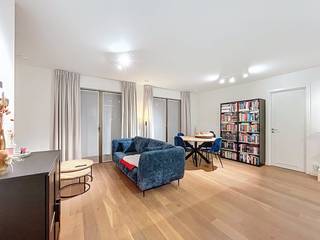 Naast een ideale ligging en modern wooncomfort pakt dit appartement ook uit met de aanwezigheid van vier mooie binnentuinen. Hier woon je in een bruisende stad, maar toch midden in het groen. Ook voor scholen, sport en recreatie of horecazaken hoef je niet ver te gaan. Kortom: een perfect afgewerkt appartement op een topligging met alles binnen handbereik. Indeling van het appartement:Inkomhal - leefruimte - keuken - bergruimte - toilet - slaapkamer - badkamer - terras. De gemeenschappelijke kosten bedragen 100,00 euro/maand.De maandelijkse huurprijs voor de grote autostaanplaats bedraagt 90,00 euro/maand, deze is verplicht bij te huren.Beschikbaar vanaf: 01/02/2026