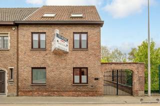 Cette spacieuse maison à Zele allie volume, fonctionnalité et qualité de construction.Avec une surface habitable de 243 m² sur un terrain de 526 m²,...